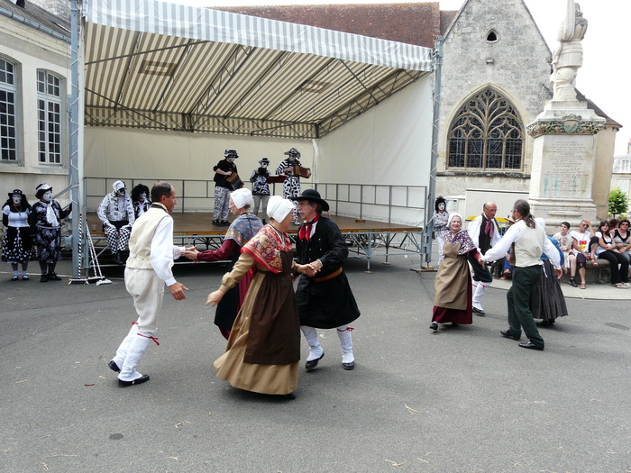 At the mediaeval fair, accompanied by Pig Dyke musicians.