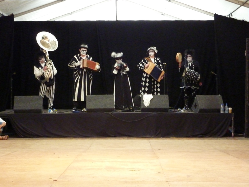 Sidmouth 2010 - Dance display at Blackmore Gardens marquee - the band.