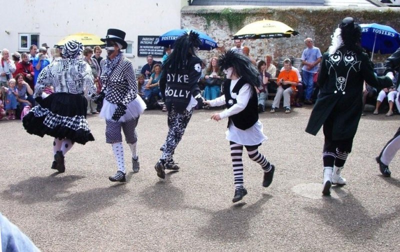 Sidmouth 2010 - Anchor Gardens afternoon ceilidh - dance display.